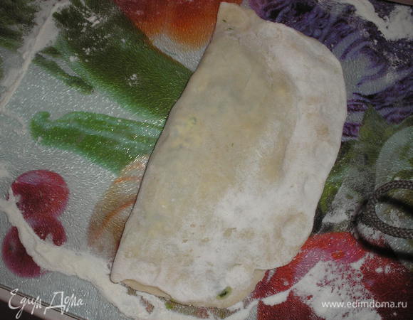 Накрываем второй частью теста, края защипываем.