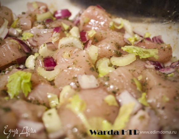 сначала порежем филе на крупные куски, луковицу, чеснок и сельдерей мелко порубим. прямо в форме для запекания  замаринуем курицу в оливковом масле, луке, сельдерее. 