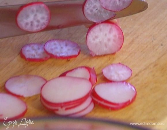Редис нарезать тонкими кружками.
