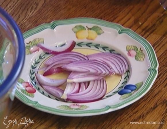 Лук почистить, крупно нарезать, сбрызнуть уксусом и дать ему немного постоять.