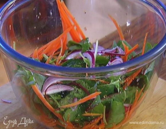 Листья салата соединить с морковью и редисом, влить 2 ст. ложки оливкового масла, посолить, поперчить, затем добавить лук вместе с уксусом и перемешать.