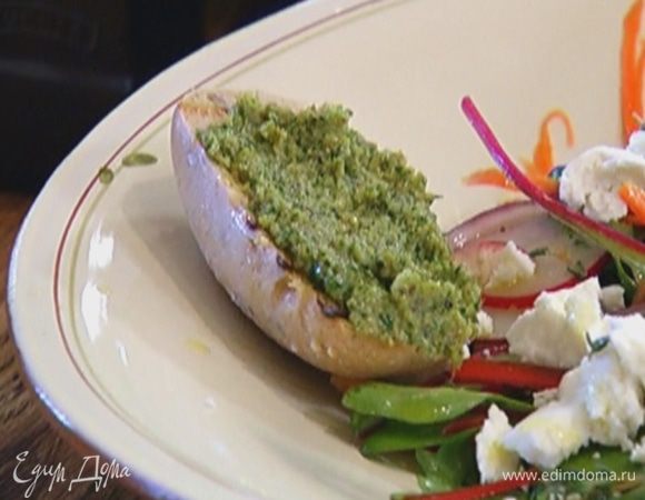 Поджаренный хлеб смазать сальсой верде.