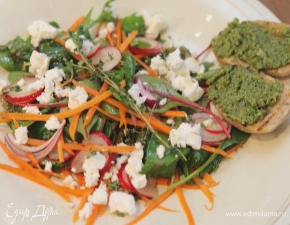 Подавать салат с гренками.