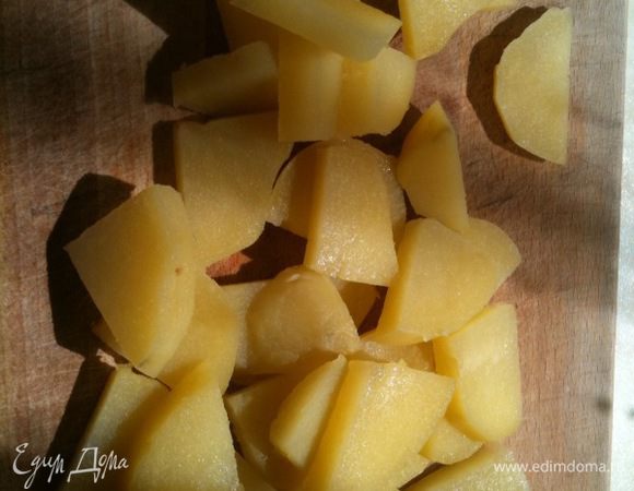 Картофель отварить в мундире, остудить и нарезать ломтиками...