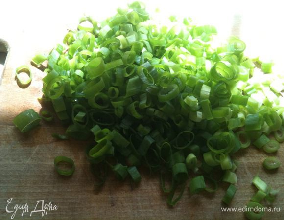 Лук мелко нарезать...