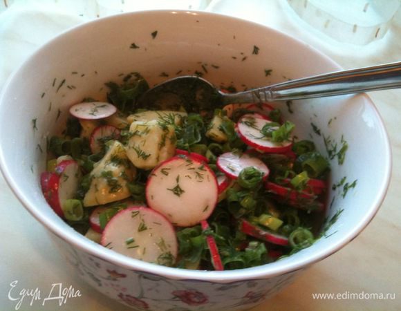 Примерно за 10 минут до подачи, заправить салат заливкой, перемешать...
Приятного аппетита!