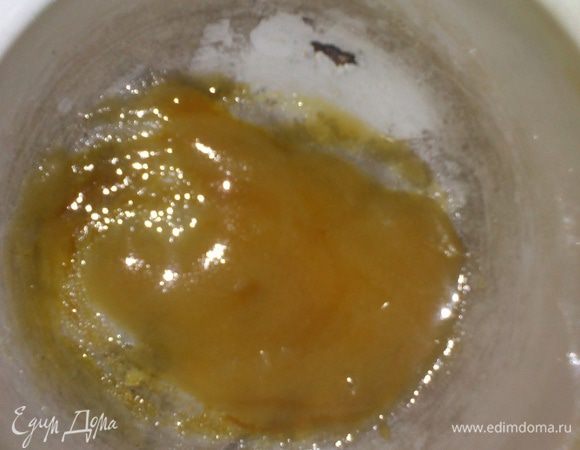 Готовим курочку:
Смешиваем в маленькой кастрюльке сахар и соль. Ставим на средний огонь.
Помешивая доводим до растворения и золотистого цвета
