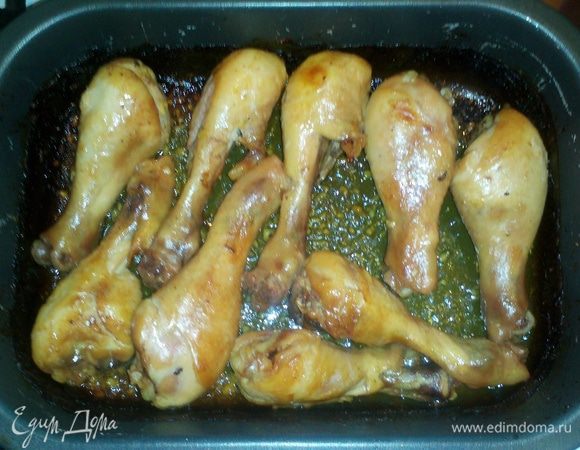 Снимаем с огня и вливаем стакан кипятка. Добавляем Тобаско. Получился своеобразный маринад
Выкладываем в форму курицу,посыпаем мелко нарезанным чесноком 
Заливаем маринадом и ставим в разогретую духовку.
Запекаем до золотой корочки при температуре 180 градусов,поливая курочку  маринадом каждые 15 минут
