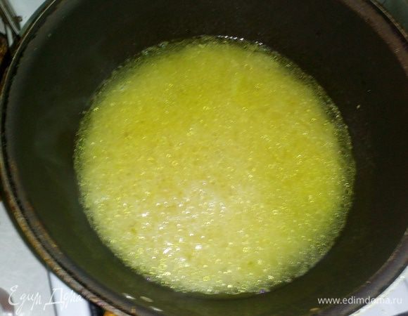 Ризотто:
Для начала в готовый горячий куриный бульон добавляем карри,чтобы ризотто получилось красивого золотистого цвета.
В сковороде разогреваем оливковое масло и добавляем туда раздавленные зубчики чеснока.
Обжариваем.  После удаляем чеснок из сковороды и засыпаем сухой рис.
Перемешиваем так,чтобы масло впиталось в каждую рисинку
Вливаем в рис 1/3 части бульона, перемешиваем и тушим до выпаривания бульона под крышкой.
