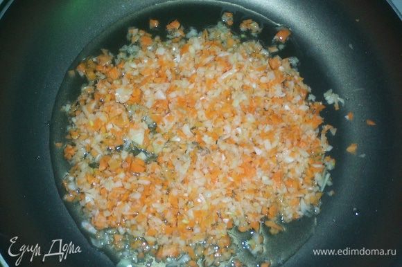 Измельчаем и обжариваем лук и морковь