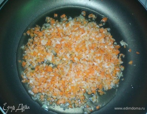 Измельчаем и обжариваем лук и морковь