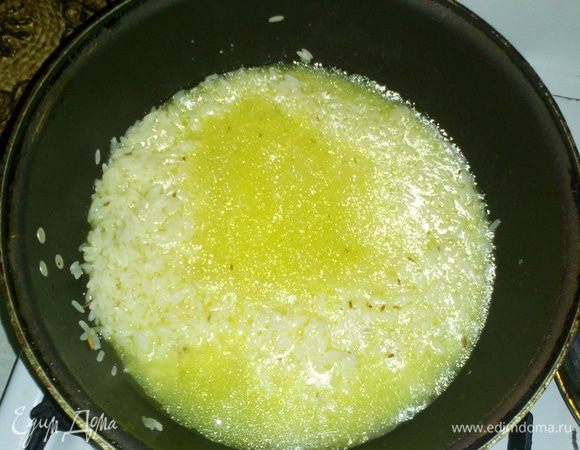 Добавляем в рис зиру и оставляем на пару минуток не перемешивая
Вливаем вторую часть бульона,перемешиваем и тушим далее
