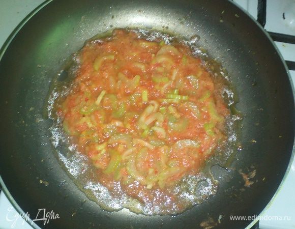 Измельчаем в пюре помидоры и тушим минуты 3 на сковороде
Добавляем в помидоры сельдерей и тушим еще 5-7 минут 
