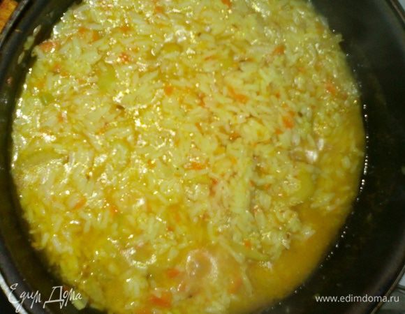 Добавляем в рис лук,морковь,помидоры и сельдерей. Перемешиваем.
Добавляем последнюю часть бульона. Тушим до готовности.
