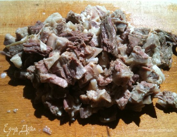 Достать мясо и порезать на маленькие кусочки, Сново положить в бульон...
