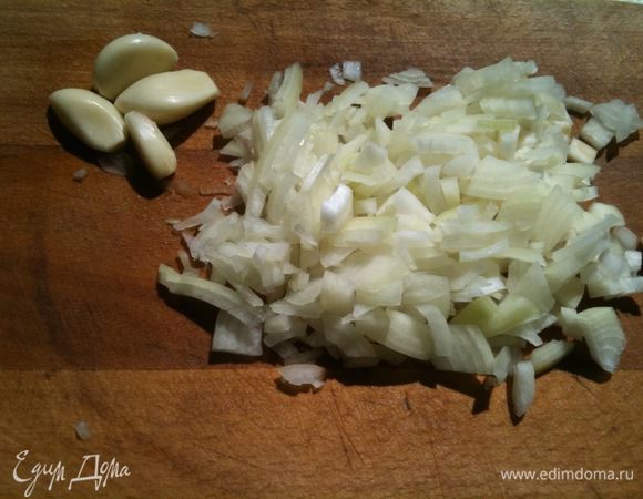 Лук нарезать на мелкие кубики...