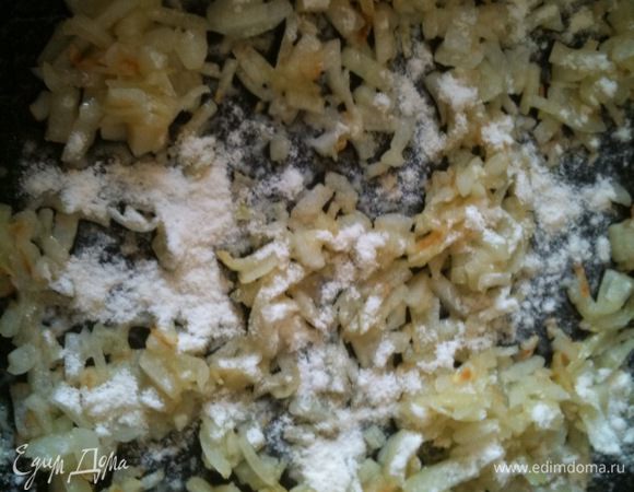 На сковородке растопить сливочное масло и обжарить на нем лук до легкой золотистости. Присыпать мукой и продолжить обжаривать ...