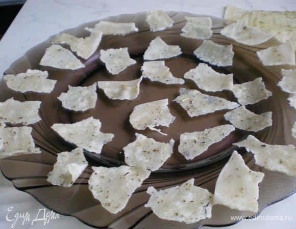 Порвать лаваш на произвольные кусочки и разложить на плоской тарелке в один слой. Поставить в микроволновку на 1 минуту при полной мощности.