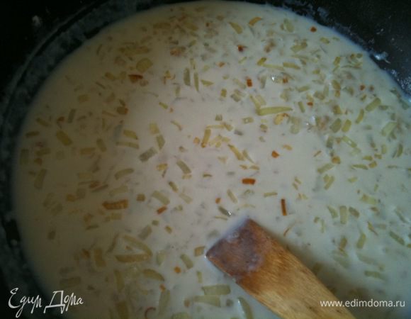 К луку с мукой, постоянно помешивая добавить молоко, хорошо прогреть...