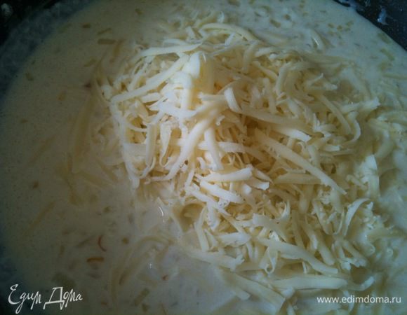 В молочно луковую смесь добавить натертый сыр...