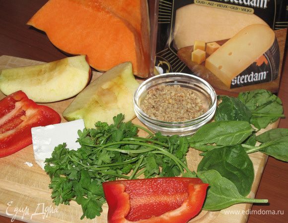 Потрите тыкву на тёрке. Добавьте мелко порезанный чеснок, натертые на тёрке сыр и яблоко, размятую вилкой фету,
Некрупно нарезанный перец, грецкие орехи. 
