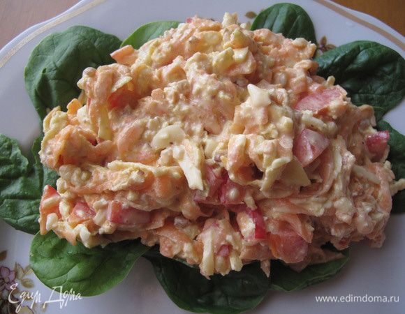 Заправьте салат майонезом и выложите на листья шпината. Посыпьте петрушкой и базиликом.