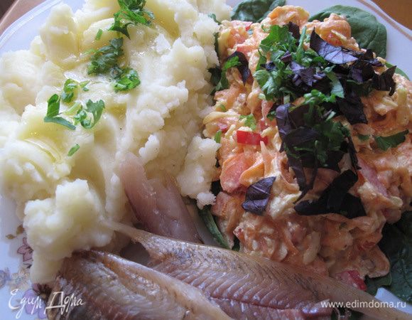 К этому салату «на гарнир» изумительно подошло картофельное пюре и копчёная ряпушка.
Приятного аппетита!
