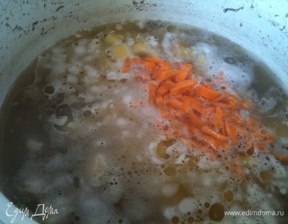 Картофель нарезать мелким кубиком, морковь соломкой. Добавить овощи в бульон с мясом и варить 10 мин...