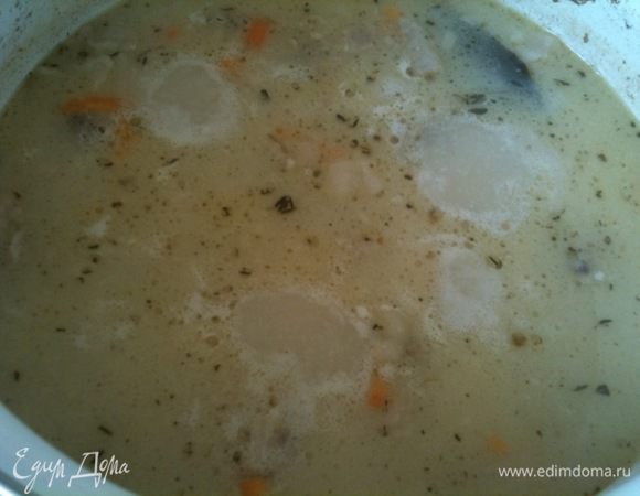 По истечение времени в бульон добавить сырно молочную смесь. Посолить по вкусу, добавить специи ( я добавила лавровый лист, черный перец и немного хмели сунели). Варить на небольшом огне, периодически помешивая еще 20 мин...