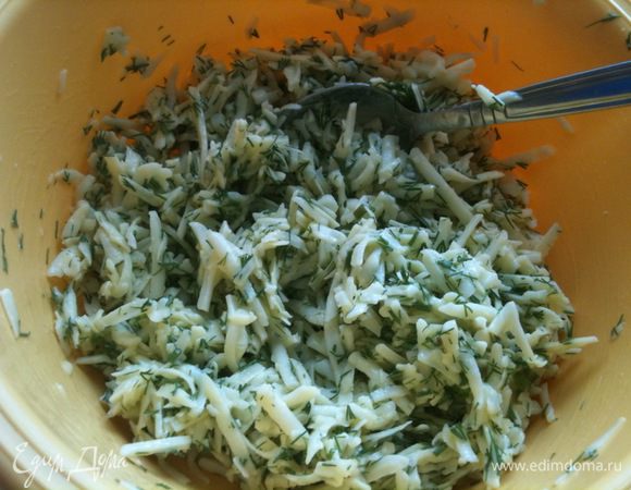 Пока варился суп, я приготовила пирог к нему. Приготовить начинку, сыр натереть на терке, добавить к нему мелко порубленную зелень и 2 яйца. Перемешать...