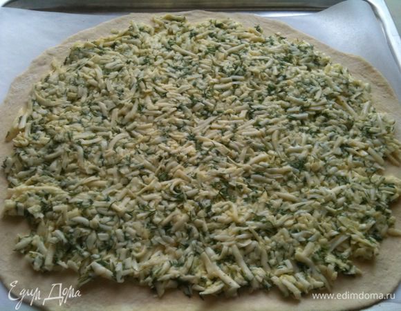 Тесто разделить на 2 части. Одну раскатать и выложить на нее начинку...