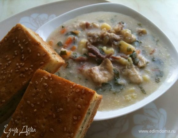 Дать пирогу немного остыть, порезать на порционные кусочки и подавать с супом. Приятного аппетита!