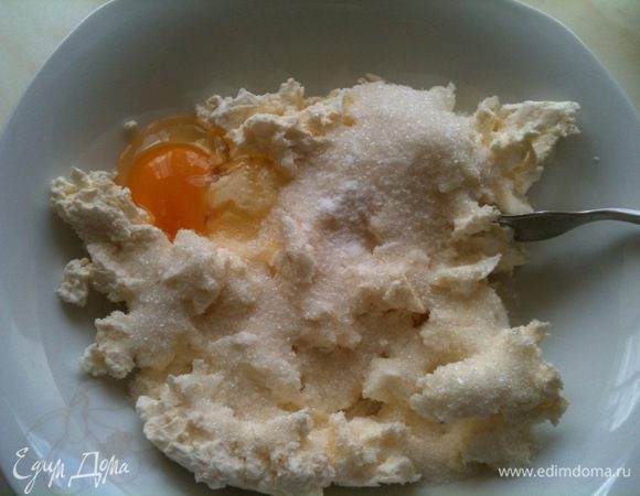 В творог добавить 2 яйца, сахар 4 ложки и ванилин...