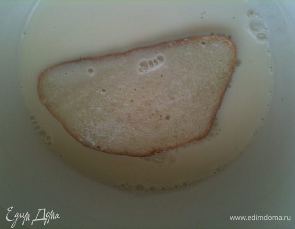 Молоко смешать с сахаром. Кусочки батона пропитать в подслащеном молоке...