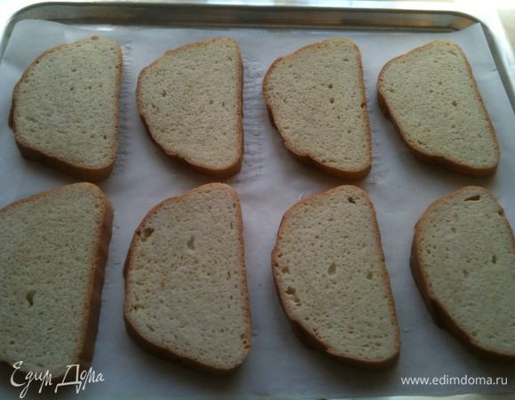 Выложить наш пропитаный батон на протвинь, застеленный бумагой для выпечки...