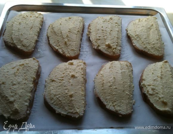 На каждый кусочек батона выложить творожную массу, разровнять...