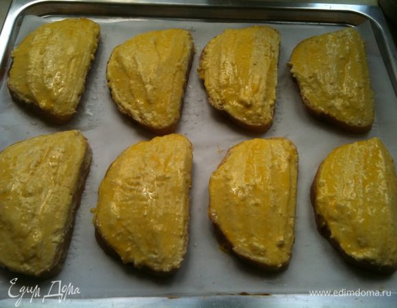 Смазать сверху творожную массу  взбитым яйцом...