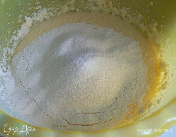 добавить муку с разрыхлителем..