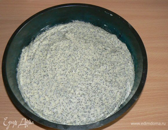 Выложить тесто в форму,