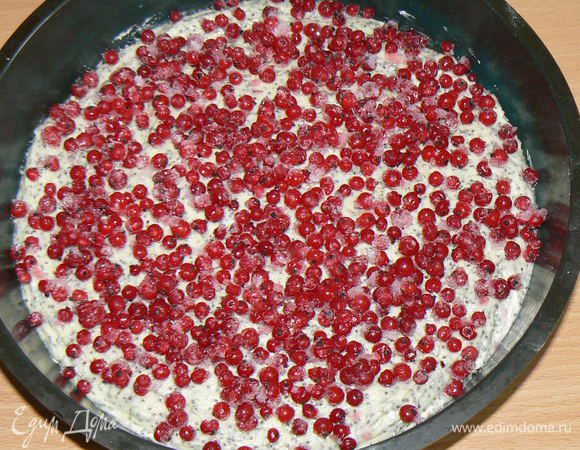 сверху насыпать равномерно ягоду,поставить в духовку мин.на 40.Готовность проверить шпажкой.