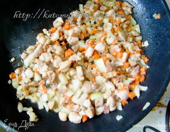 Куриную грудку нарезать на мелкие кусочки или пропустить через мясорубку. Мелко нарезать лук, порубить чеснок, мелко нарезать морковь (или потереть на мелкой терке). Куриную грудку обжарить на масле (2 ст.л.) в сковороде до золотистой корочки. Добавить лук, морковь и тушить 2-3 минуты. 