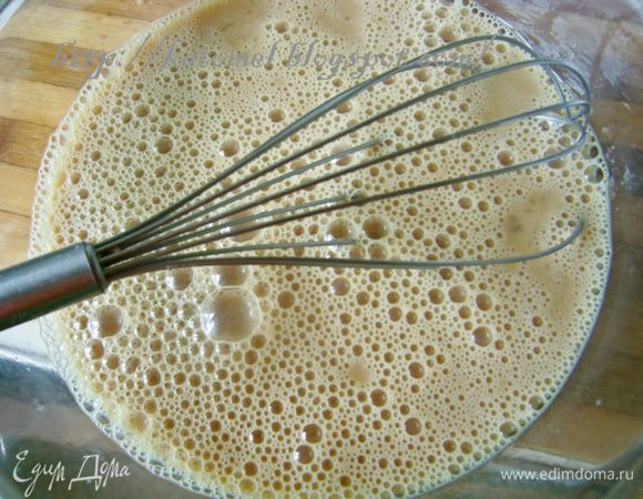 Яйца, молоко и соевый соус разбить венчиком. Добавить немного соли и перца. 