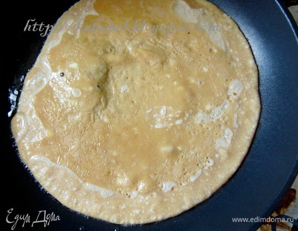 Половину яичной смеси вылить на разогретую сковороду с маслом (2 ст.л.) и обжарить только с одной стороны (с нижней стороны омлет должен "схватиться", а сверху оставаться мягким, но не сырым). Переложить омлет на тарелку. 