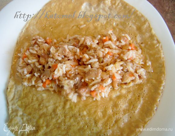 Посередине выложить начинку. 