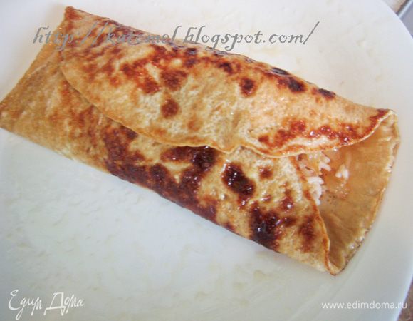 Накрыть с обеих сторон омлет. Украсить омлет дольками помидора. 