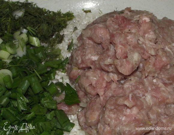 Смешиваем фарш,рис,зелень,специи  