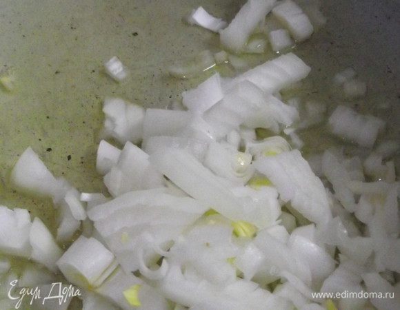 На сковороду налить масло и потушить лук