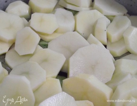 Сверху голубцов картошку,не забываем слои солить и насыпать специи