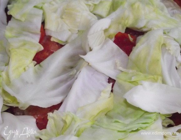 Накрываем капустой.Наливаем 1-1.5 ст кипяченной воды