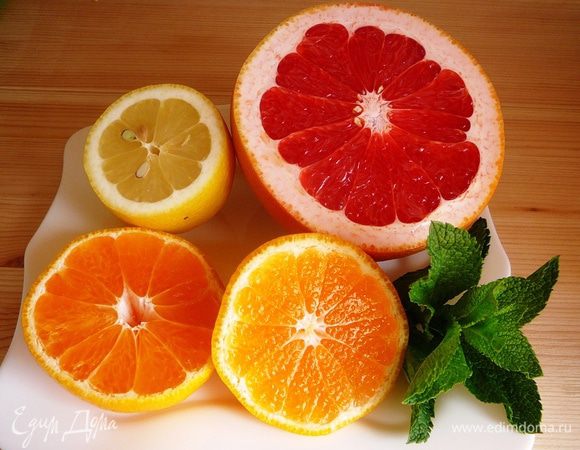 Выжать сок из грейпфрута, лимона и мандарин. 